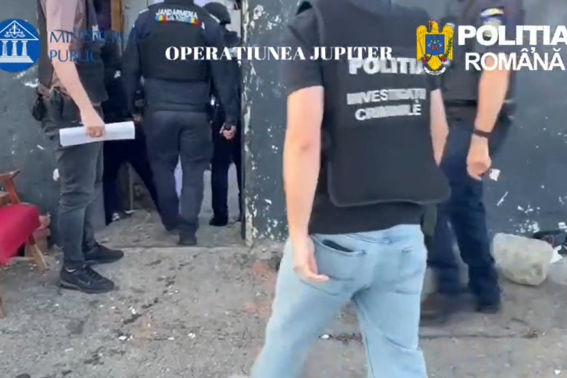 Percheziții în Ploiești într-un dosar de furturi din locuințe și societăți comerciale. Nouă persoane, printre care se află și minori, duse la audieri