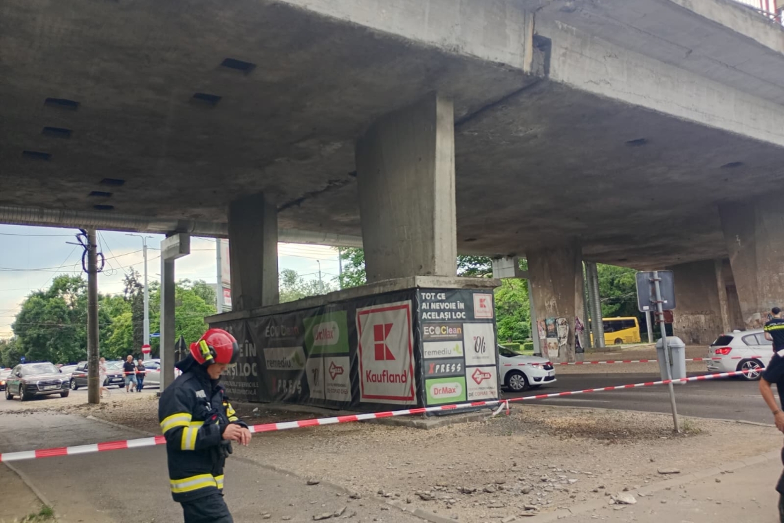 Podul de la Gara de Sud a început să se dezintegreze! Bucăți de tencuială s-au desprins și au căzut pe carosabil