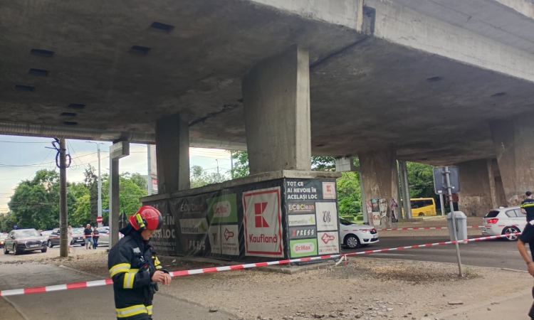 Podul de la Gara de Sud a început să se dezintegreze! Bucăți de tencuială s-au desprins și au căzut pe carosabil