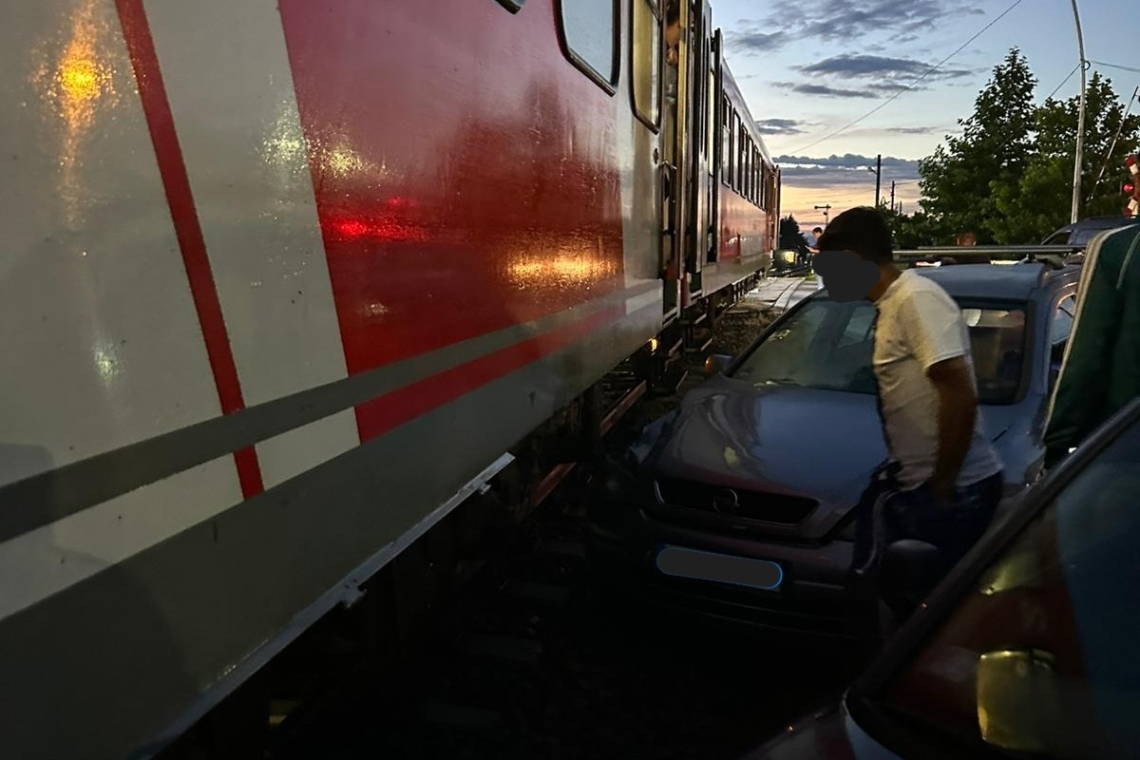 Autoturism lovit de tren, duminică seară, la Blejoi