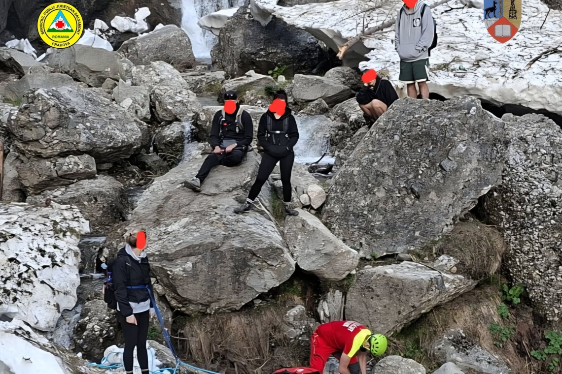 ATENȚIE! Pe unele trasee din Bucegi, stratul de zăpadă persistă. Prin ce au trecut astăzi turiștii care nu au ținut cont de asta