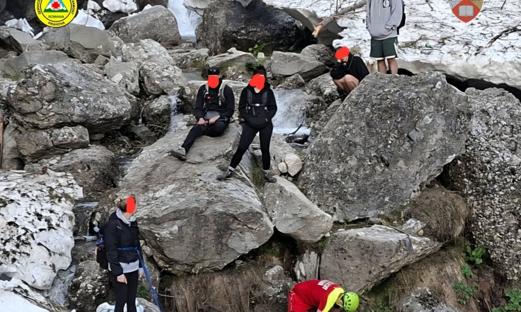 ATENȚIE! Pe unele trasee din Bucegi, stratul de zăpadă persistă. Prin ce au trecut astăzi turiștii care nu au ținut cont de asta