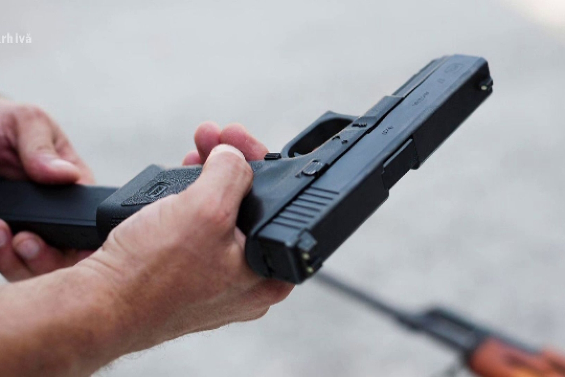 Ploieștean care amenința trecătorii cu un pistol, în zona Parcului Mihai Viteazul din Ploiești, încătușat de polițiști