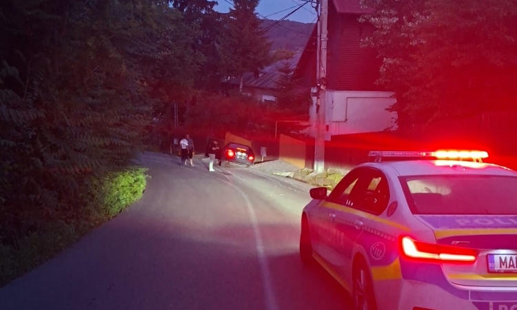 Poiana Câmpina | Un șofer de 21 de ani a încercat să evite coliziunea cu un autoturism și a intrat cu mașina într-un cap de pod