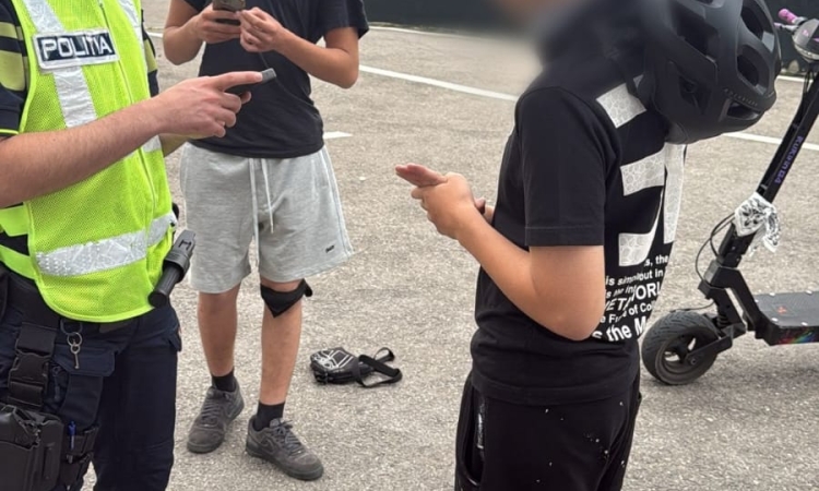 Mii de bicicliști și peste 120 de trotinetiști, sancționați în acest an de polițiști, în Prahova. IPJ nu a comentat pericolul generat de tinerii teribiliști care circulă haotic pe trotinete electrice, în Ploiești