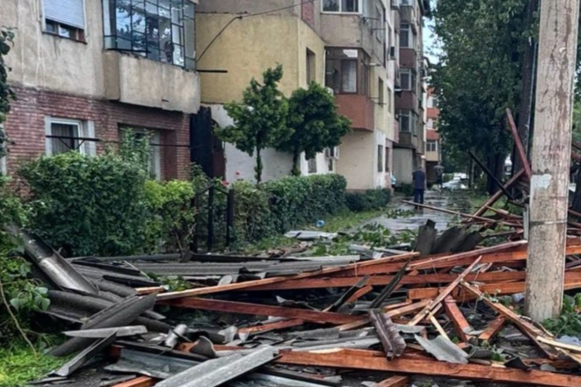 Furtuna de cod roșu a făcut ravagii în Târgoviște. O persoană a fost surprinsă de un acoperiș smuls de vânt, iar zeci de intervenții au fost solicitate