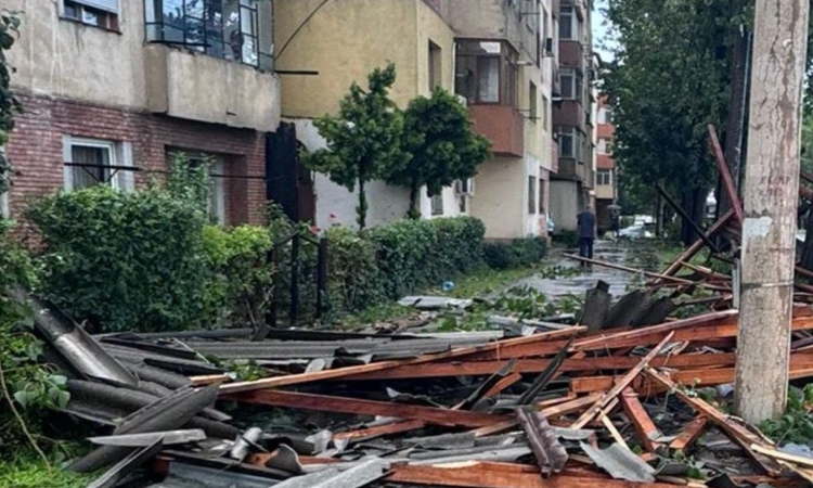 Furtuna de cod roșu a făcut ravagii în Târgoviște. O persoană a fost surprinsă de un acoperiș smuls de vânt, iar zeci de intervenții au fost solicitate