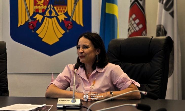 Mariana Constantin, gimnastă din lotul național la JO de la Montreal, desemnată Cetățean de Onoare al municipiului Ploiești. Titlul i-a fost înmânat prin intermediul unei alte sportive excepționale: Corina Ungureanu
