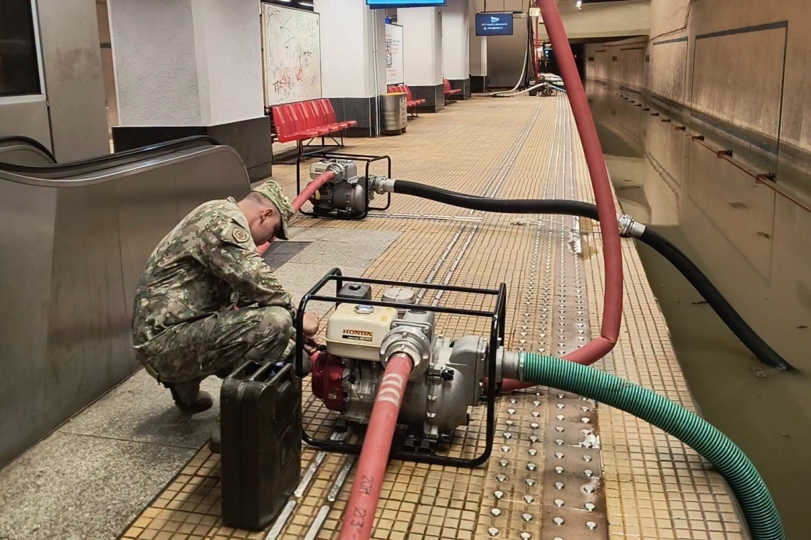 Militarii  intervin în București pentru evacuarea apei de la metrou, după ploile torențiale 