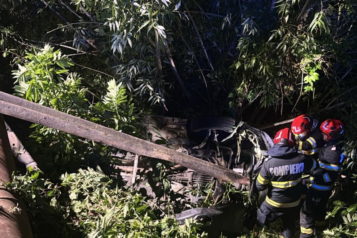 Accident rutier la Iordăcheanu. Un autoturism s-a răsturnat în afara carosabilului, trei persoane au reușit să se autoevacueze