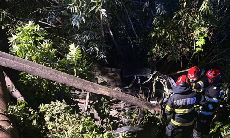 Accident rutier la Iordăcheanu. Un autoturism s-a răsturnat în afara carosabilului, trei persoane au reușit să se autoevacueze