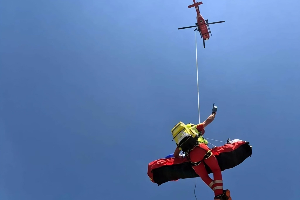 Acțiune de salvare în desfășurare pe Jepii Mici. Două persoane cu probleme medicale, evacuate de Salvamont Prahova cu sprijin aero