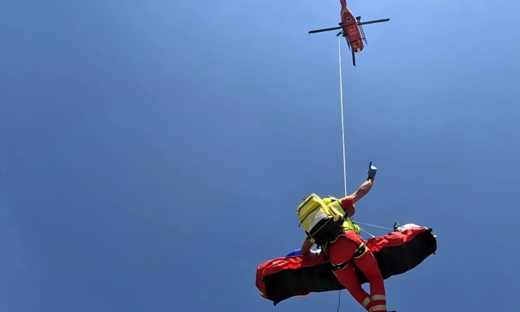 Acțiune de salvare în desfășurare pe Jepii Mici. Două persoane cu probleme medicale, evacuate de Salvamont Prahova cu sprijin aero