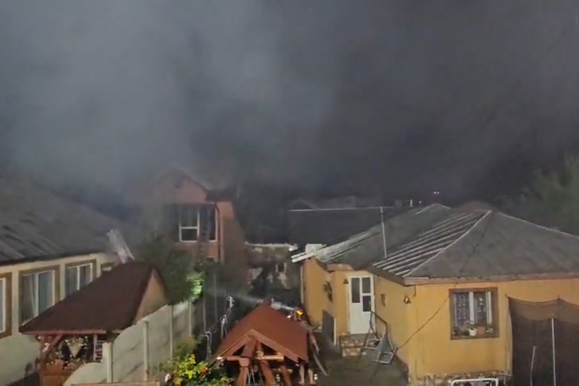 Patru case din comuna Brazi, cuprinse de flăcări, noaptea trecută