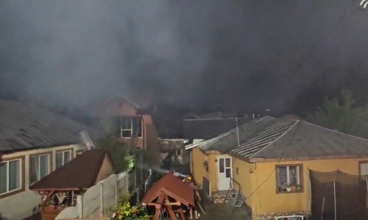 Patru case din comuna Brazi, cuprinse de flăcări, noaptea trecută