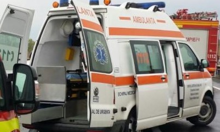 Accident pe DN1, în zona Poiana Țapului. Două persoane au fost lovite de un autoturism în timp ce traversau drumul