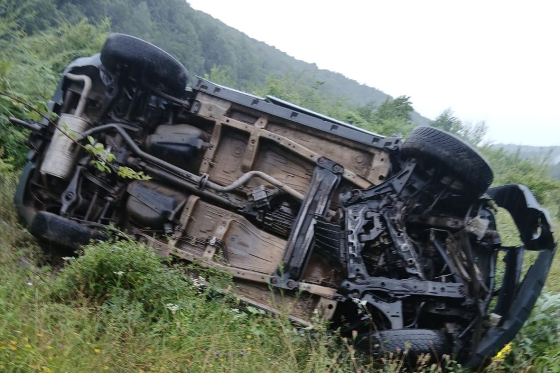 Accident rutier pe DJ 102I, în comuna Șotrile. Un bărbat a fost rănit după ce autoturismul în care se afla a intrat într-un cap de pod