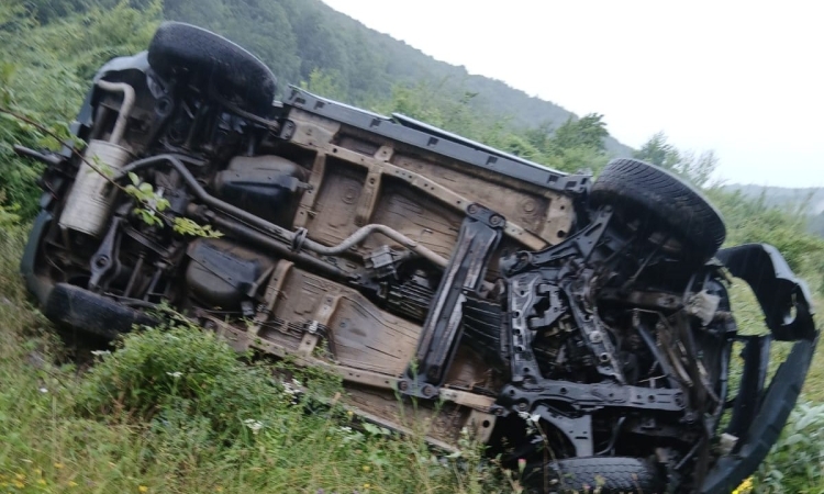 Accident rutier pe DJ 102I, în comuna Șotrile. Un bărbat a fost rănit după ce autoturismul în care se afla a intrat într-un cap de pod