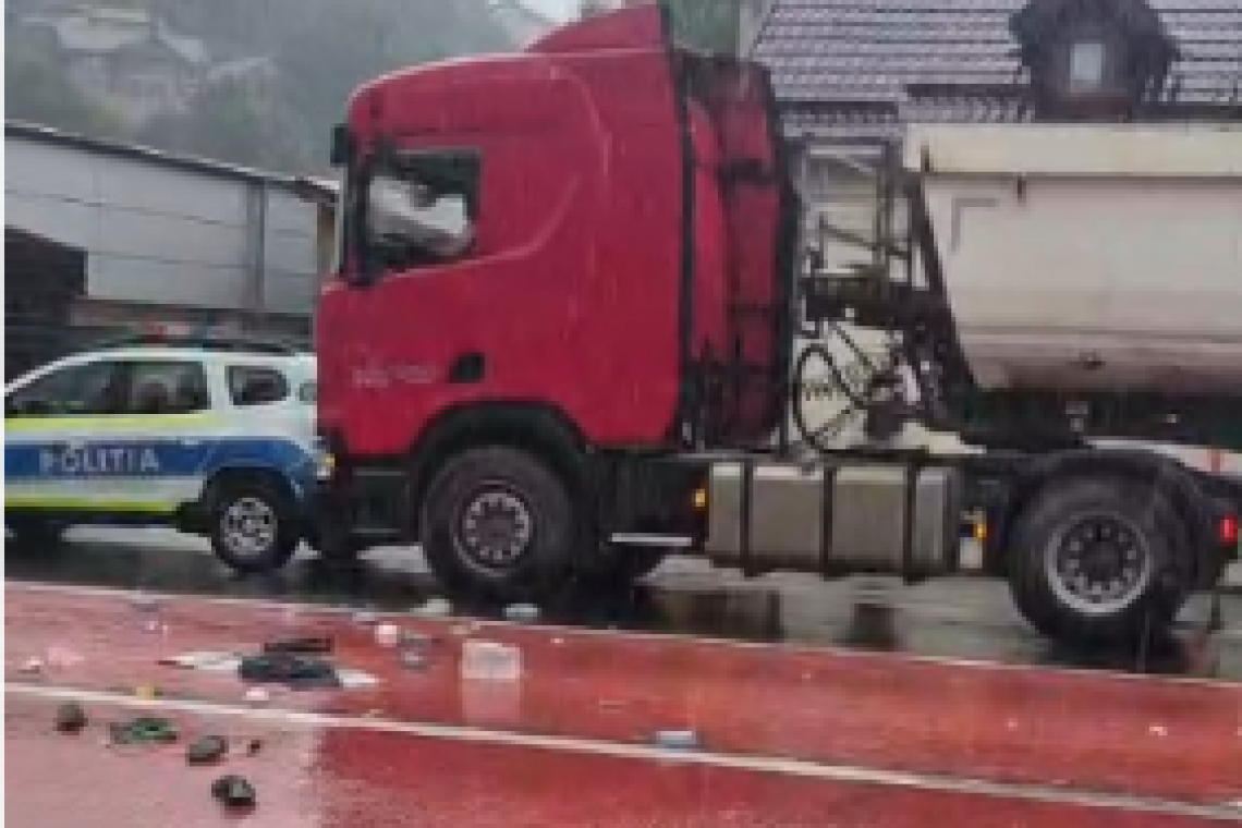 Șofer de TIR, imobilizat de polițiști la Bușteni după ce a refuzat să oprească și a avariat o autospecială a IPJ Prahova