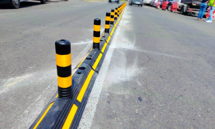 Trafic mai sigur pe strada General Vasile Milea din centrul Ploieștiului. SGU a montat separatoare de sens și stâlpișori flexibili