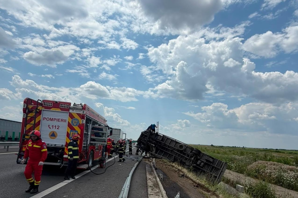 UPDATE / Accident pe Autostrada A7, în Prahova. Un șofer a rămas încarcerat după impactul dintre un autocamion și un autoturism