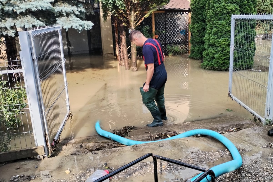 Viitura de la Bușteni: pompierii au evacuat apa din șapte gospodării. Un copac aflat în pericol de prăbușire a fost îndepărtat