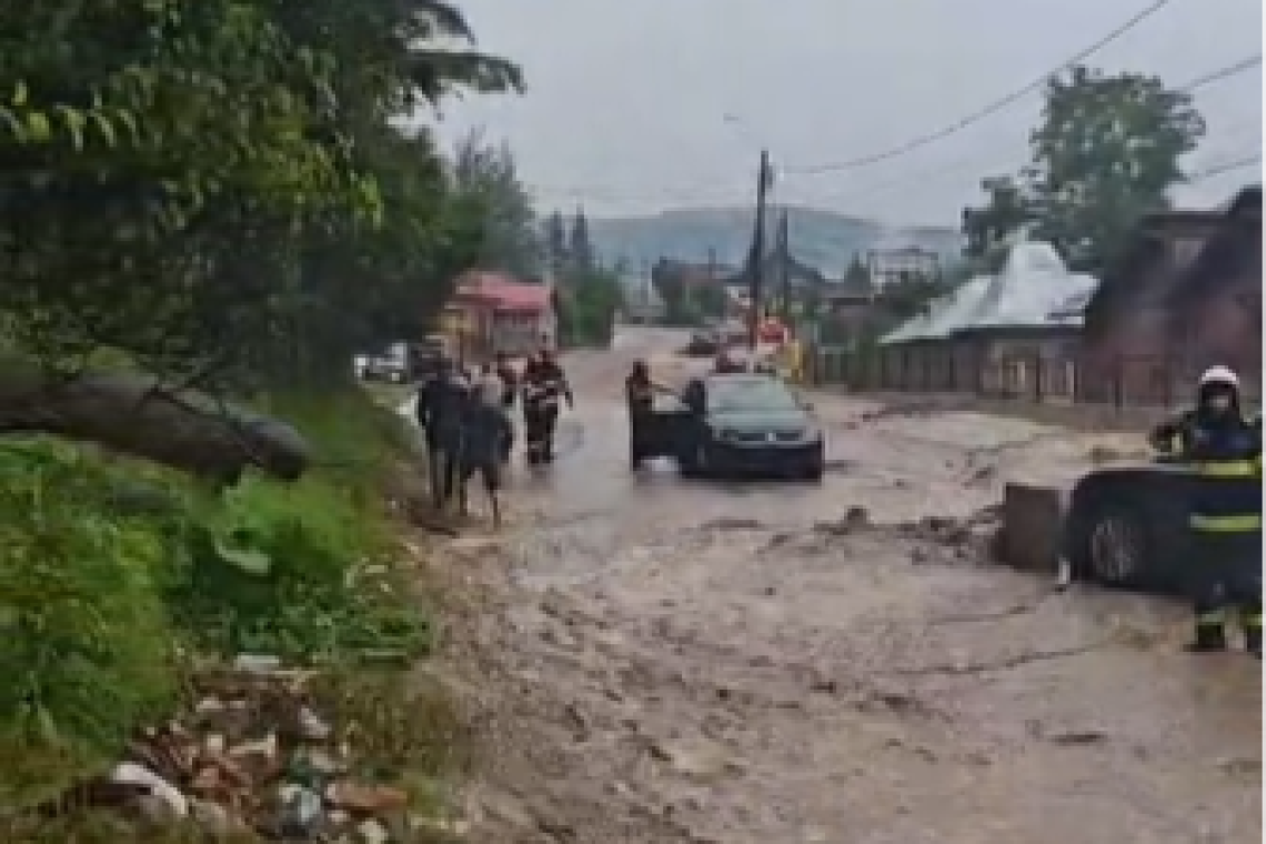 Inundații în Bușteni după ploile torențiale de duminică după-amiază. O femeie a fost salvată din viitură, iar pompierii evacuează persoane blocate în autoturisme