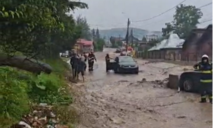 Inundații în Bușteni după ploile torențiale de duminică după-amiază. O femeie a fost salvată din viitură, iar pompierii evacuează persoane blocate în autoturisme