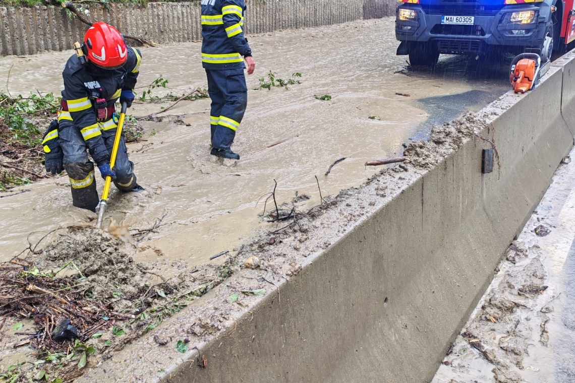 Trafic restricționat pe DN1, din cauza acumulărilor de apă pe carosabil în zona Văii Prahovei. Pompierii intervin în Comarnic