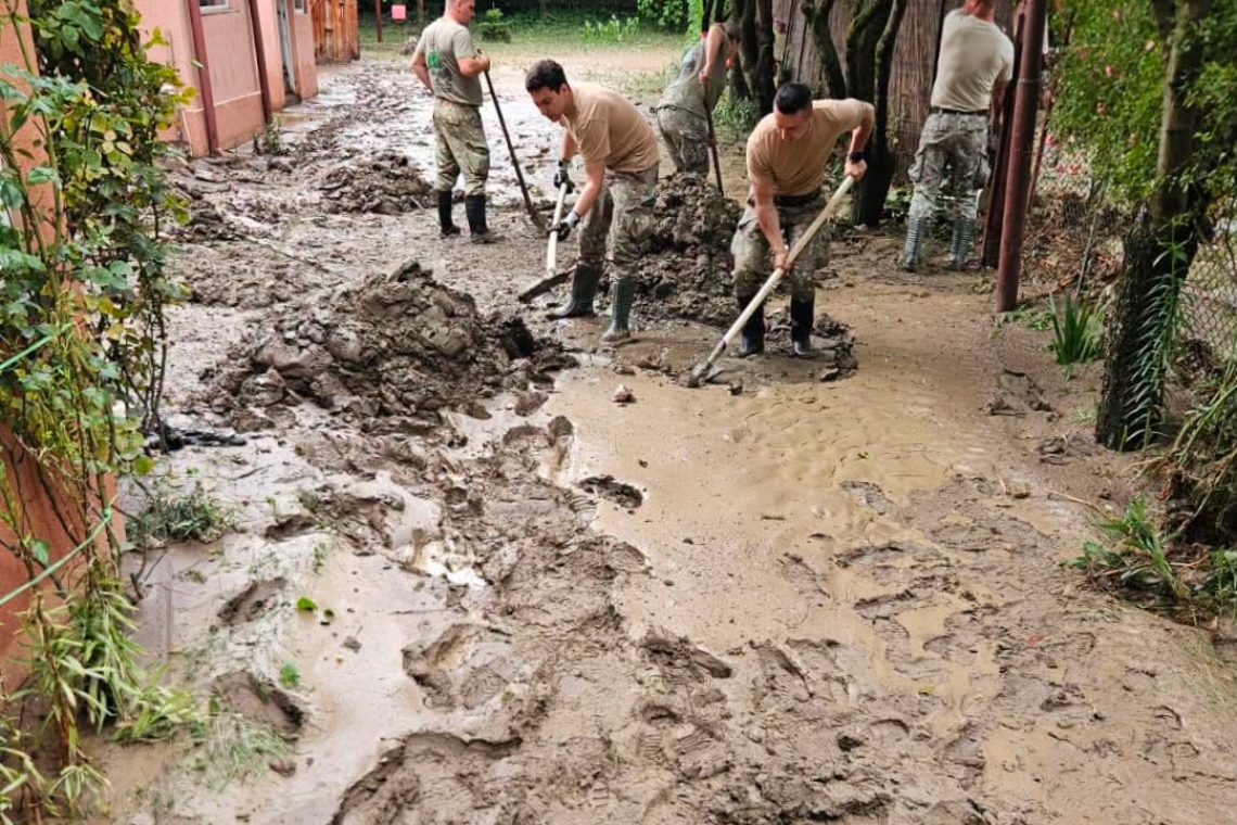 Militarii Batalionului 21 Vânători de Munte din Predeal intervin în sprijinul locuitorilor din Bușteni afectați de viitura de duminică