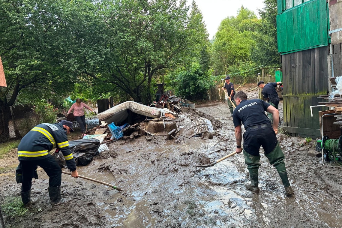 Mobilizare impresionantă a peste 200 de pompieri militari pentru sprijinirea prahovenilor afectați de viituri. Zeci de locuințe și gospodării inundate în 10 localități