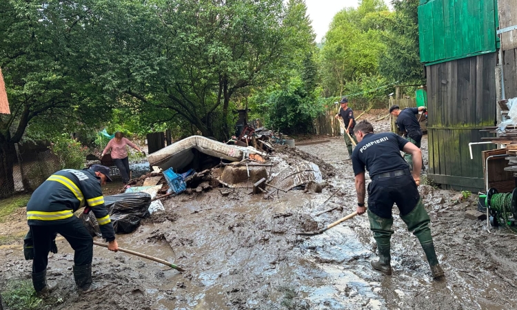Mobilizare impresionantă a peste 200 de pompieri militari pentru sprijinirea prahovenilor afectați de viituri. Zeci de locuințe și gospodării inundate în 10 localități