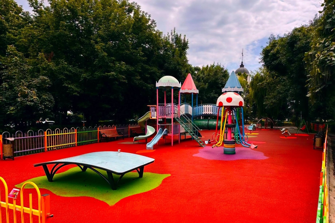 Locul de joacă din Parcul Aurora Vest, pregătit pentru redeschidere. SGU Ploiești va continua modernizarea locurilor de joacă în Malu Roșu