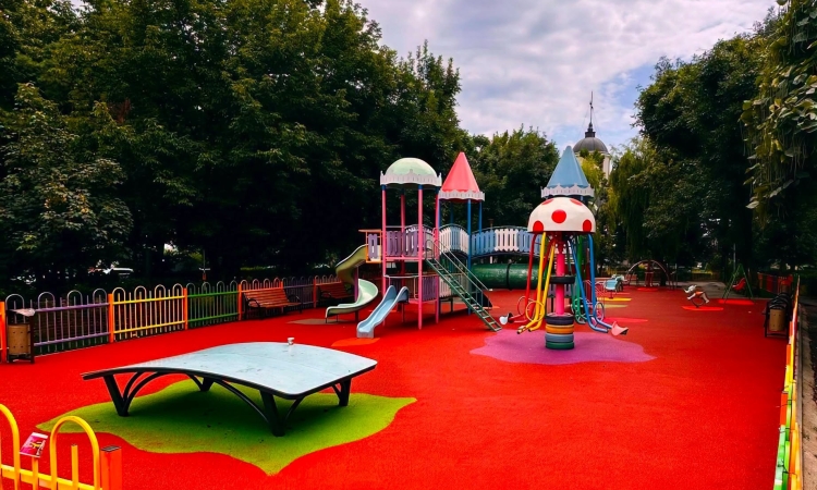Parcul Aurora Vest, pregătit pentru redeschidere. SGU Ploiești va continua modernizarea locurilor de joacă în Malu Roșu