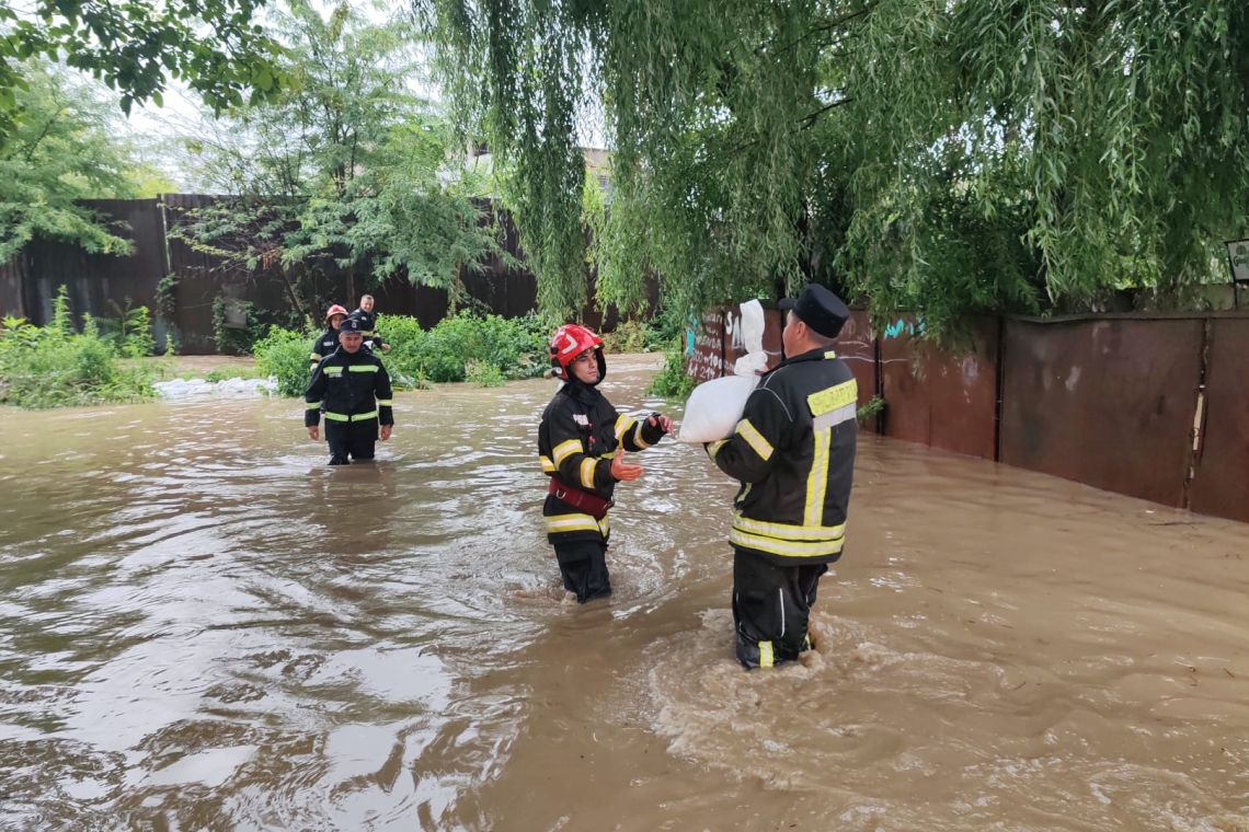 Pârâul Dâmbu s-a revărsat și a inundat zona străzii Lăutari. Pompierii intervin cu saci de nisip și motopompe