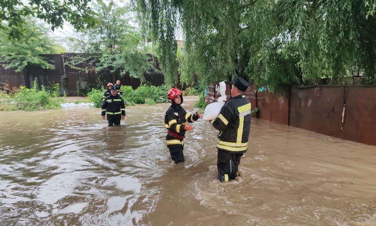 Pârâul Dâmbu s-a revărsat și a inundat zona străzii Lăutari. Pompierii intervin cu saci de nisip