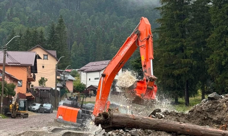Hidro Prahova intervine în continuare la Bușteni, după fenomenele hidrometeorologice extreme. Situația este monitorizată în mai multe localități