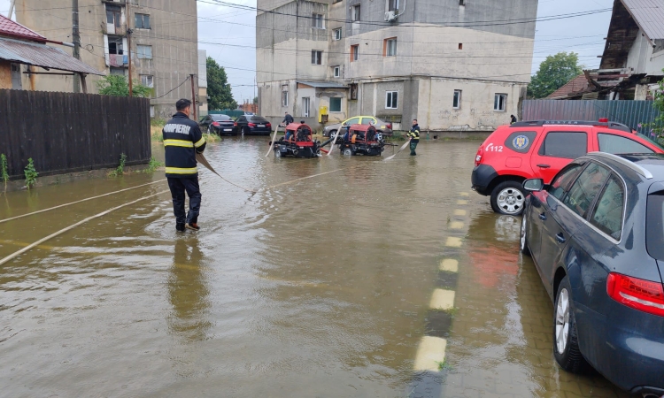 Zeci de garsoniere de la parterul unor blocuri din Bucov, inundate. Pompierii intervin cu motopompe