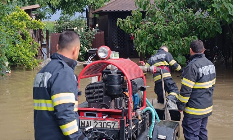 Pompierii intervin, din nou, în mai multe localități din Prahova după ploile torențiale de noaptea trecută
