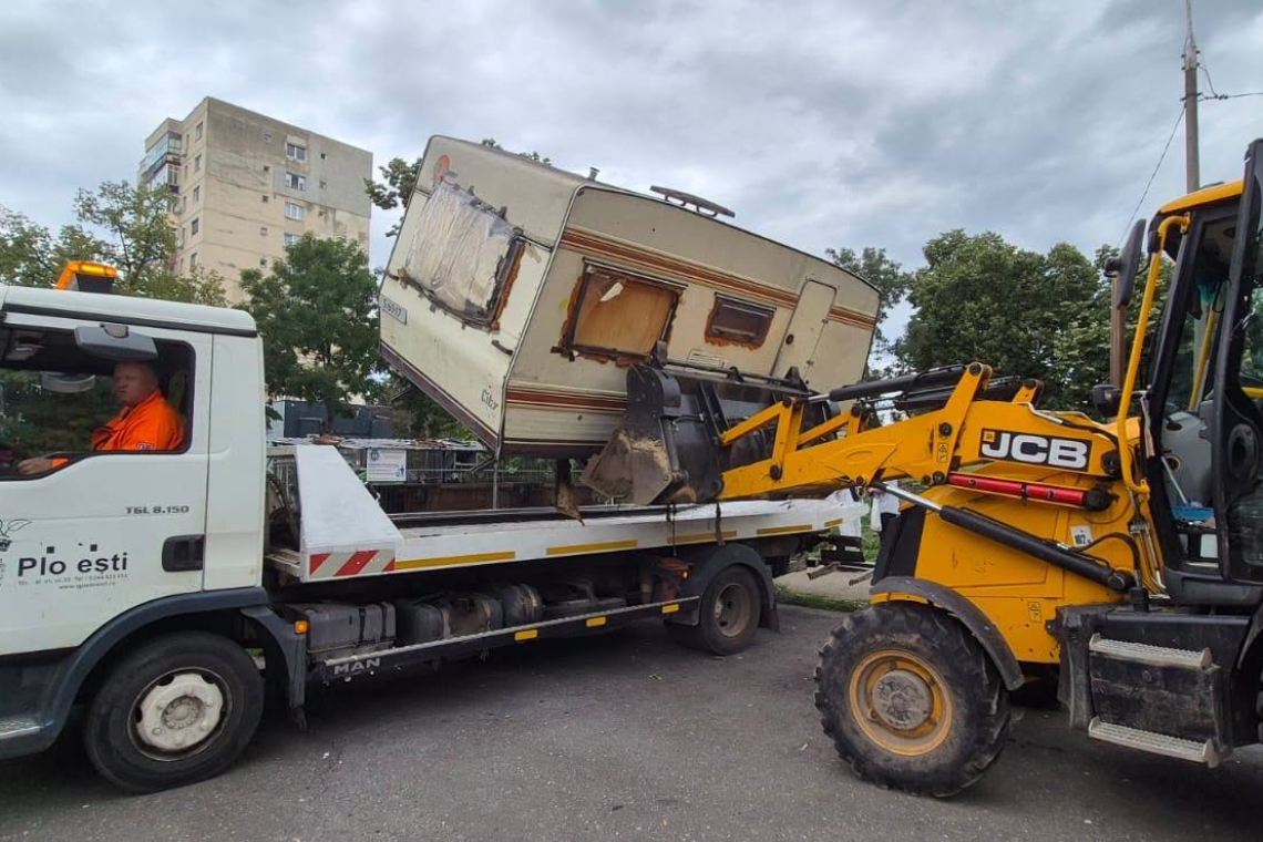 Rulotă abandonată pe strada Gh. Grigore Cantacuzino, adevărat focar de infecție, ridicată de SGU Ploiești după sesizările locuitorilor din zonă