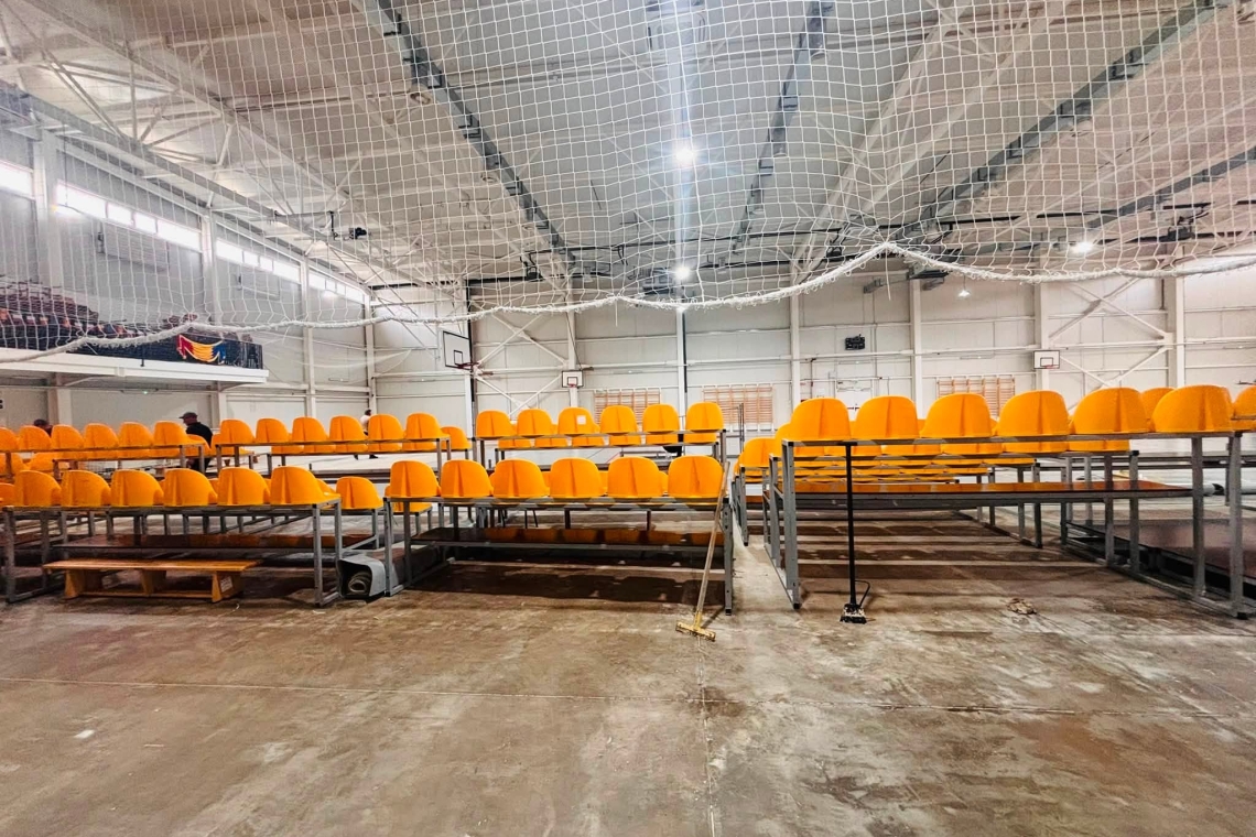 Sala de sport inaugurată cu fast la Câmpina, în anul electoral 2024, este în reparații. Are infiltrații și suprafața de joc degradată