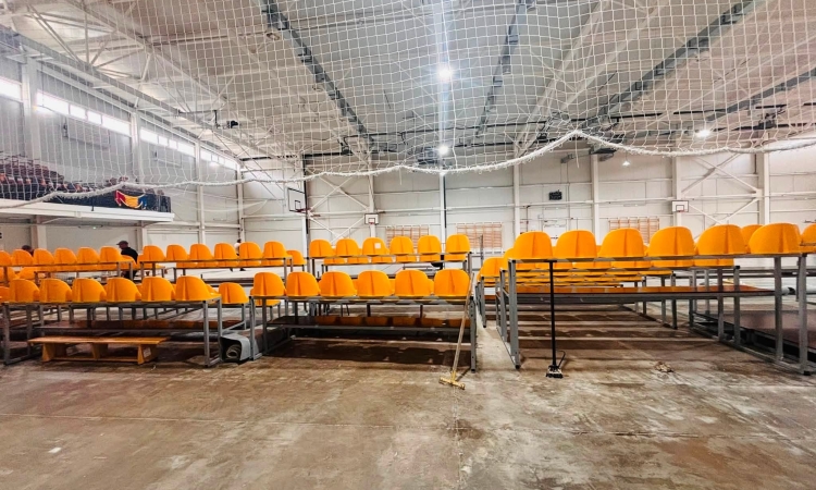 Sala de sport inaugurată cu fast la Câmpina, în anul electoral 2024, este în reparații. Are infiltrații și suprafața de joc degradată