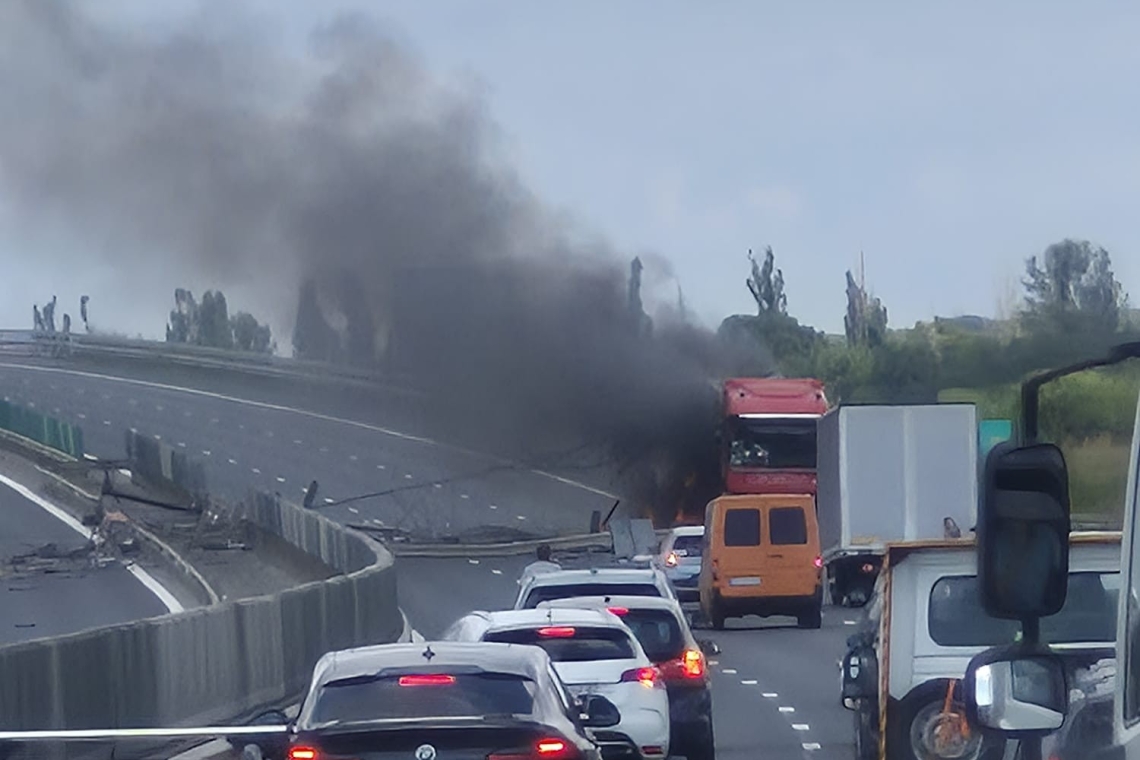 Camion în flăcări pe A3 București-Ploiești. Sensul spre Ploiești - blocat