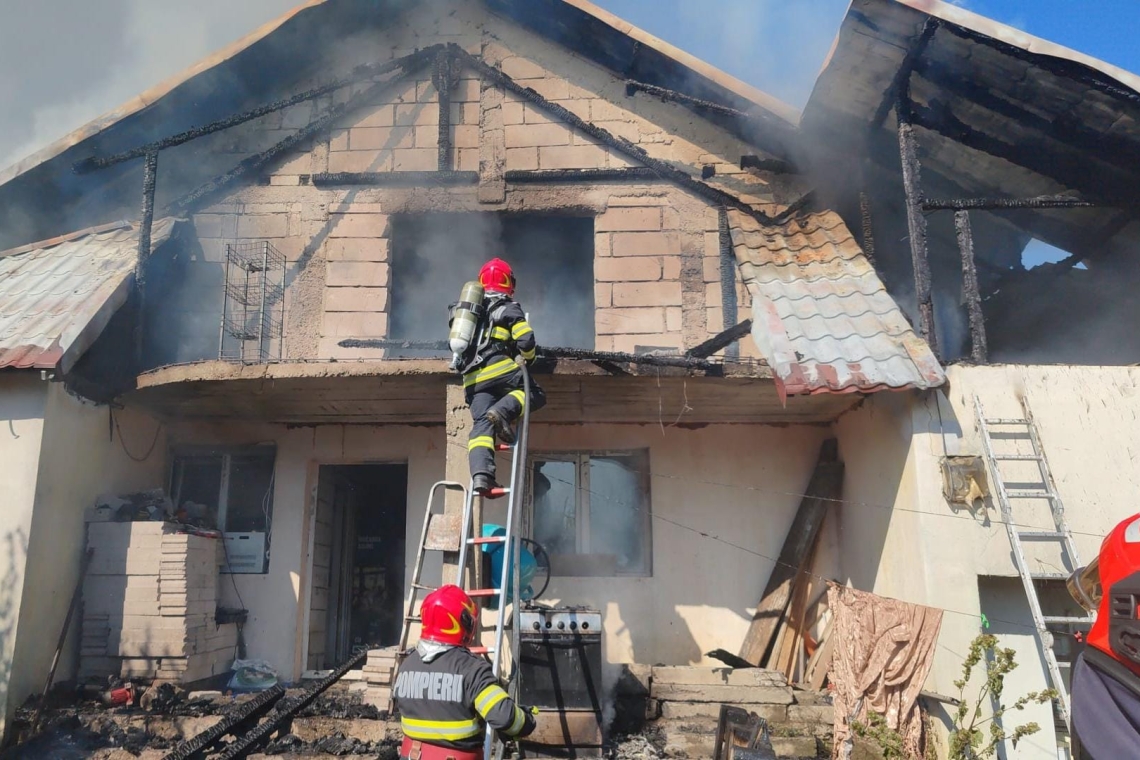 Incendiu la o locuință din Ghighiu. O persoană a suferit un atac de panică