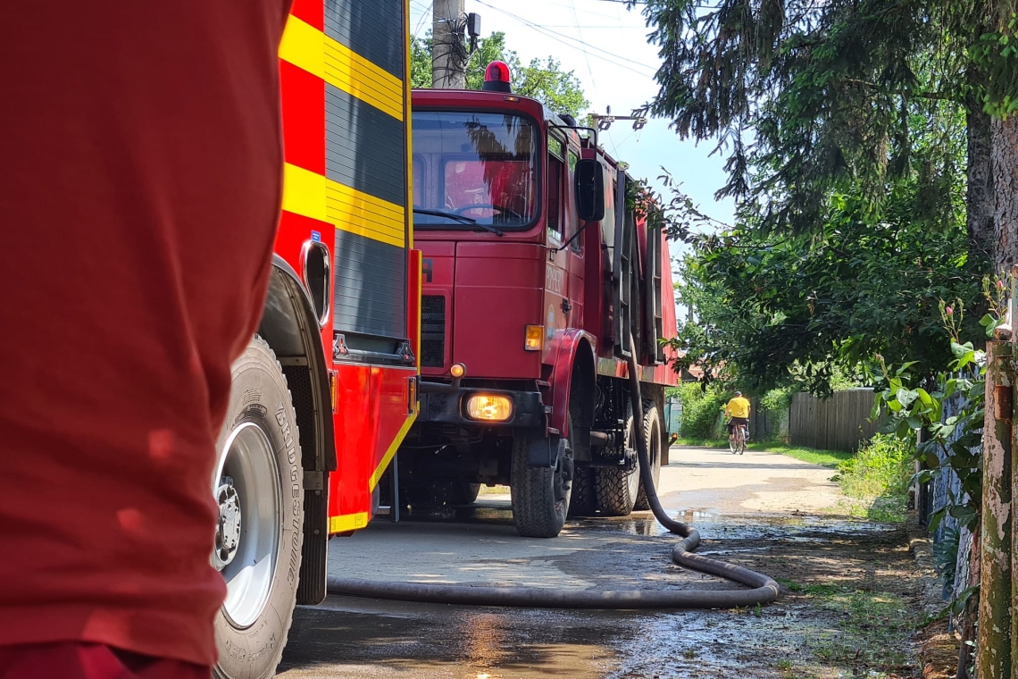 Incendiu puternic la o locuință din Bănești. Pompierii intervin cu mai multe autospeciale
