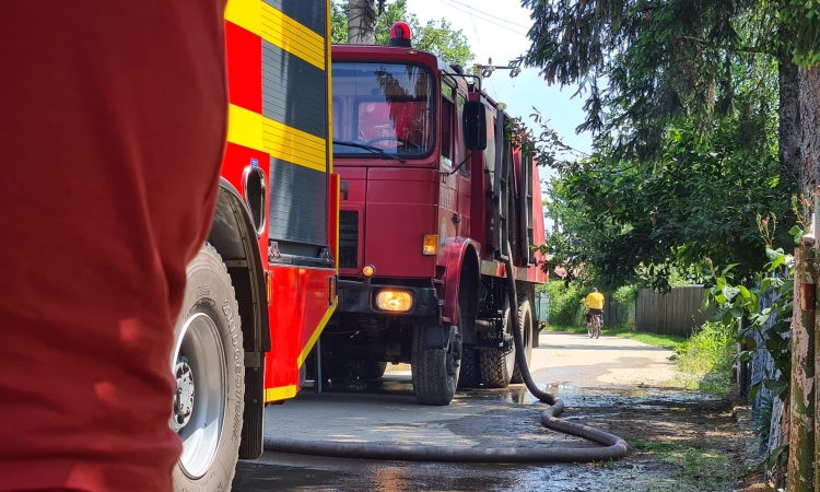 Incendiu puternic la o locuință din Bănești. Pompierii intervin cu mai multe autospeciale