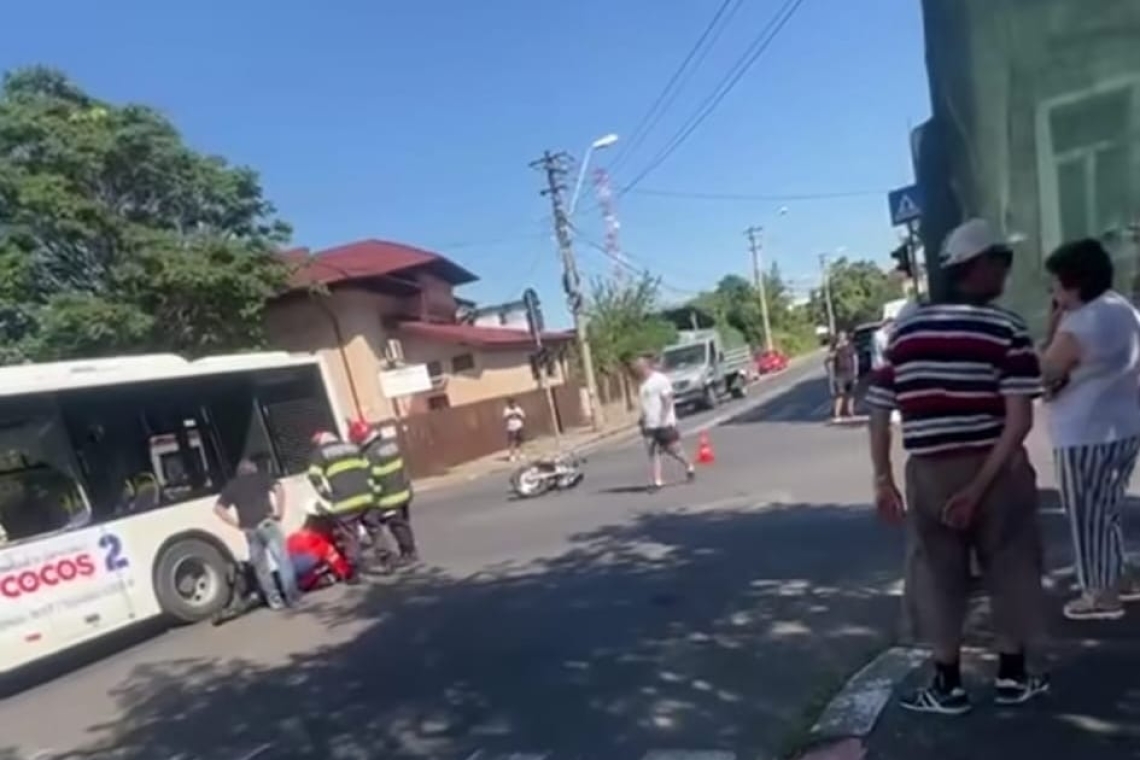 Motociclist de 22 de ani, rănit într-un accident cu un autobuz TCE, în Ploiești