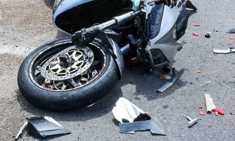 Accident pe DJ 101I, în Blejoi. Un motociclist de 18 ani a ajuns la spital după o coliziune cu un autoturism