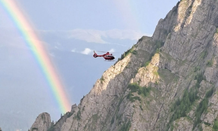 Salvare spectaculoasă în Bucegi: doi alpiniști germani, recuperați de salvamontiștii prahoveni, cu elicopterul, din Peretele Văii Albe. A fost o operațiune în premieră în România