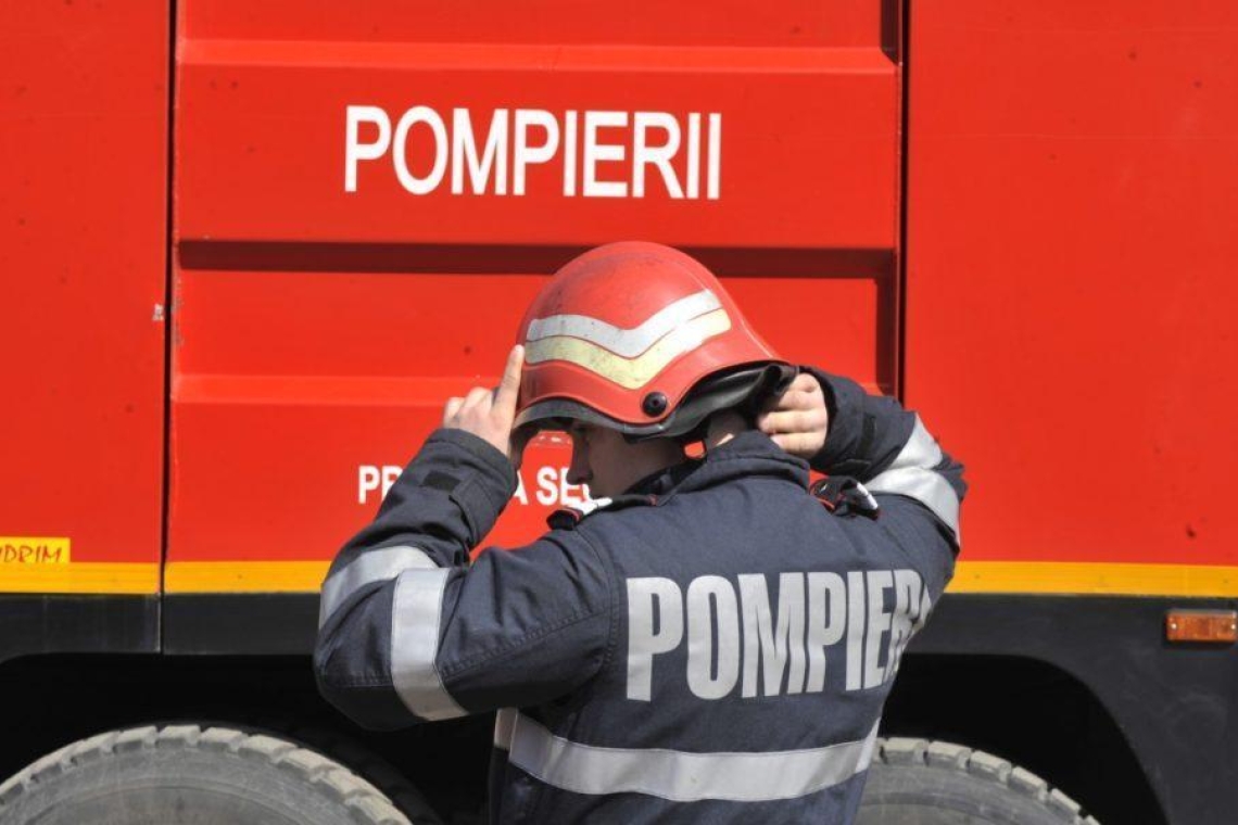 UPDATE | Casă cuprinsă de flăcări, în comuna Râfov. O persoană a suferit arsuri